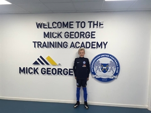 Lennon White signs for Peterborough United